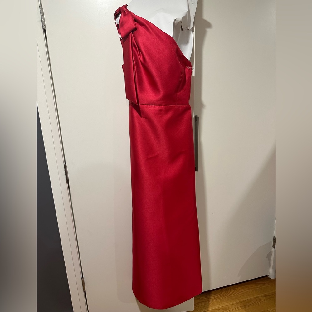 Formal one-shoulder dress with bow